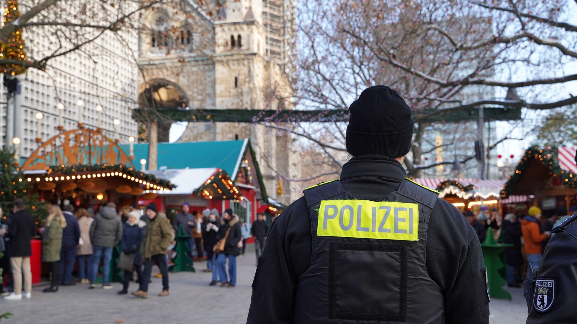 Polizeipräsenz an einem Weihnachtsmarkt (Archivbild): Polizei und Feuerwehr haben in Zusammenarbeit ein Sicherheitskonzept erstellt.