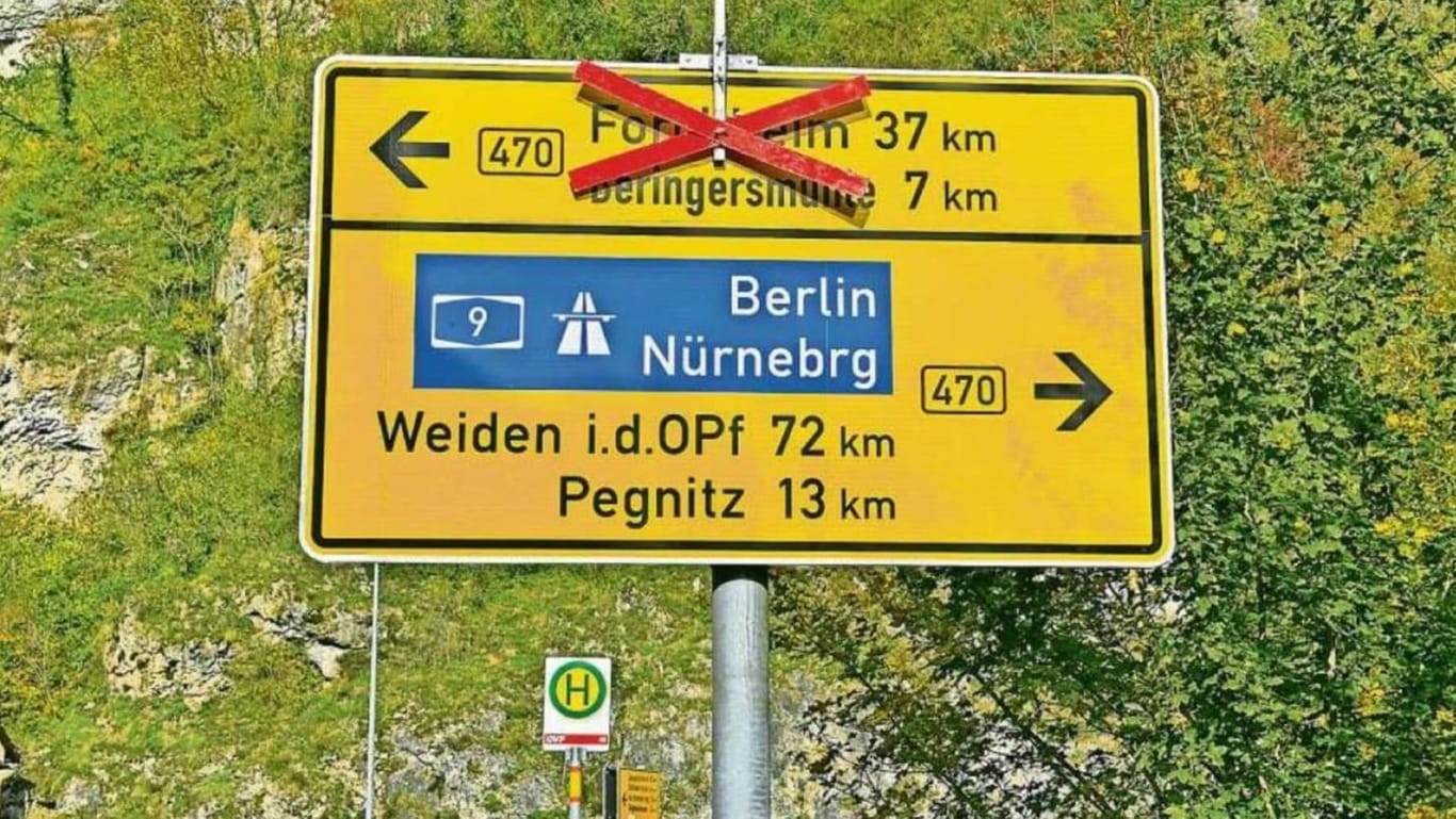 Ein Schild mit mehreren Schreibfehlern sorgt im Internet für Heiterkeit.