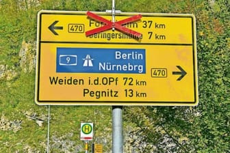 Ein Schild mit mehreren Schreibfehlern sorgt im Internet für Heiterkeit.