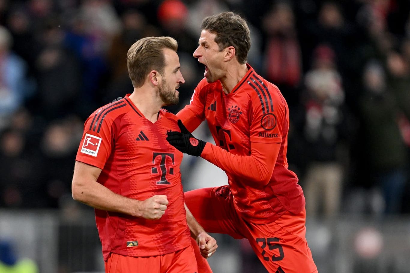 Harry Kane (l.): Der Dreifachtorschütze feiert seinen Hattrick für den FC Bayern mit Thomas Müller: