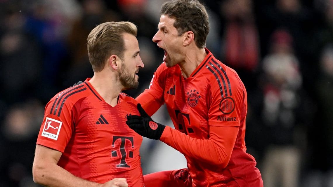 Harry Kane (l.): Der Dreifachtorschütze feiert seinen Hattrick für den FC Bayern mit Thomas Müller: