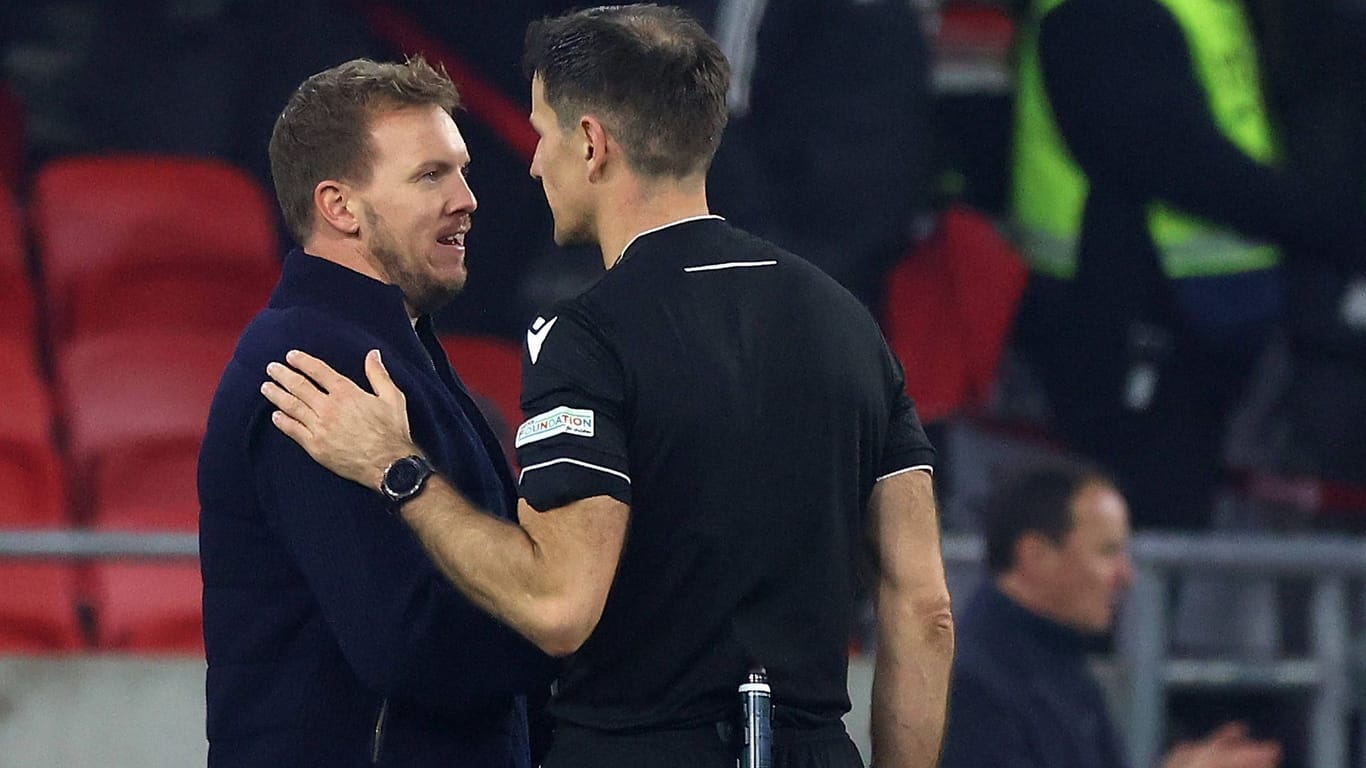 Julian Nagelsmann (l.) mit Schiedsrichter Duje Strukan: Der Bundestrainer war mit der finalen Entscheidung des Schiedsrichter-Gespanns unzufrieden.