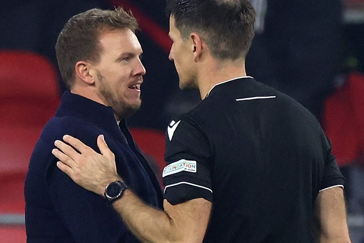 Julian Nagelsmann (l.) mit Schiedsrichter Duje Strukan: Der Bundestrainer war mit der finalen Entscheidung des Schiedsrichter-Gespanns unzufrieden.