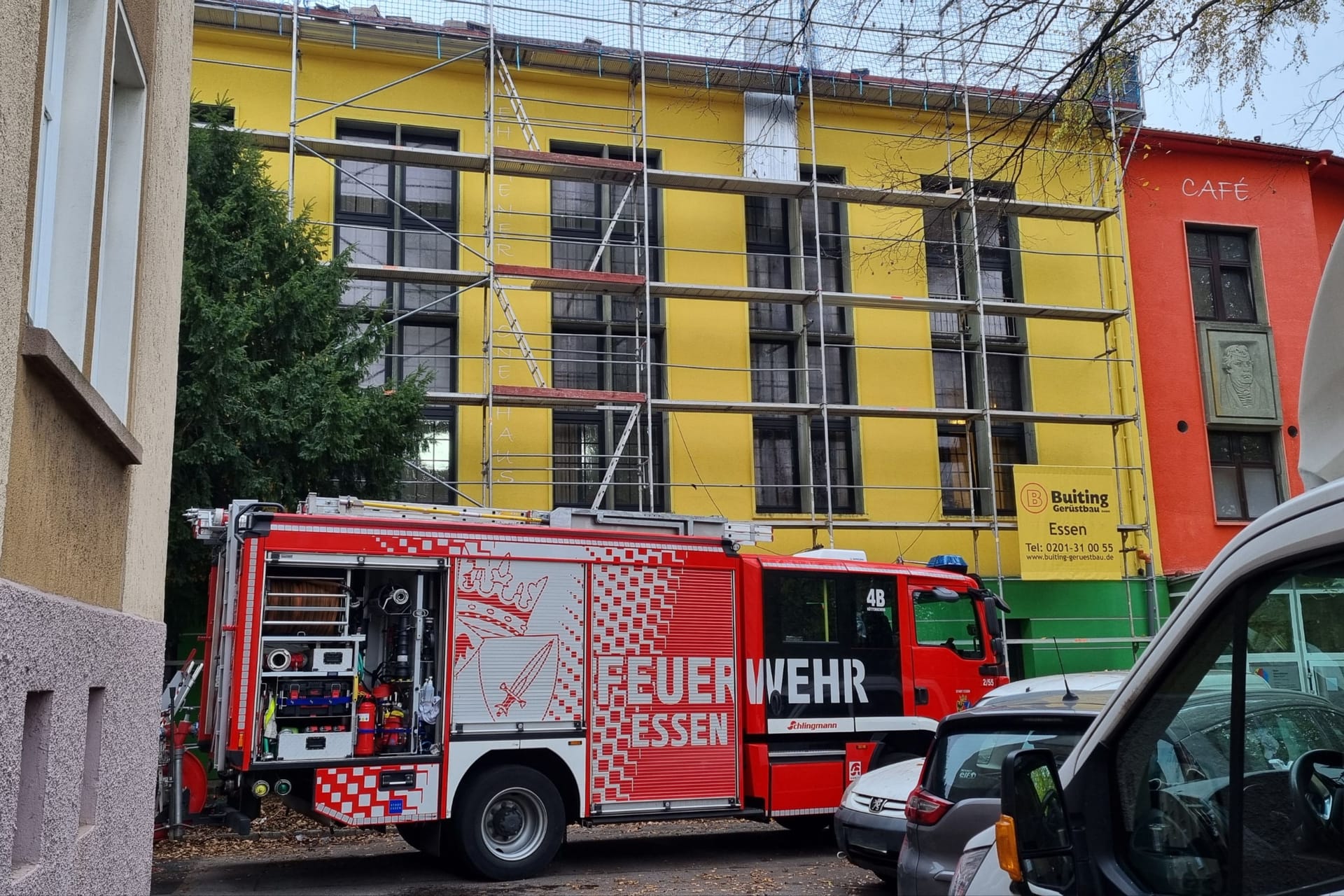 Ein Rettungswagen vor der Einsatzstelle an der Kirche: Am Mittwoch ist ein Arbeiter in die Tiefe gestürzt.