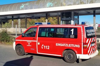 Einsatz an der Bahnstrecke: Die Feuerwehr ist am Bahnhof Langenfeld vor Ort.