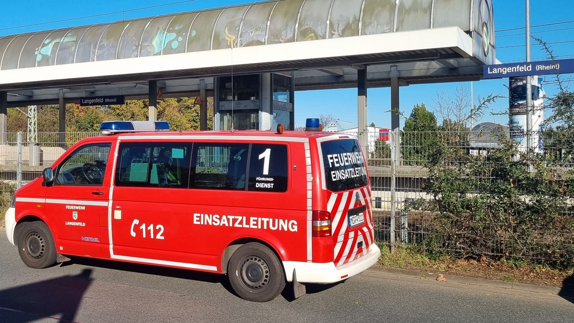 Einsatz an der Bahnstrecke: Die Feuerwehr ist am Bahnhof Langenfeld vor Ort.