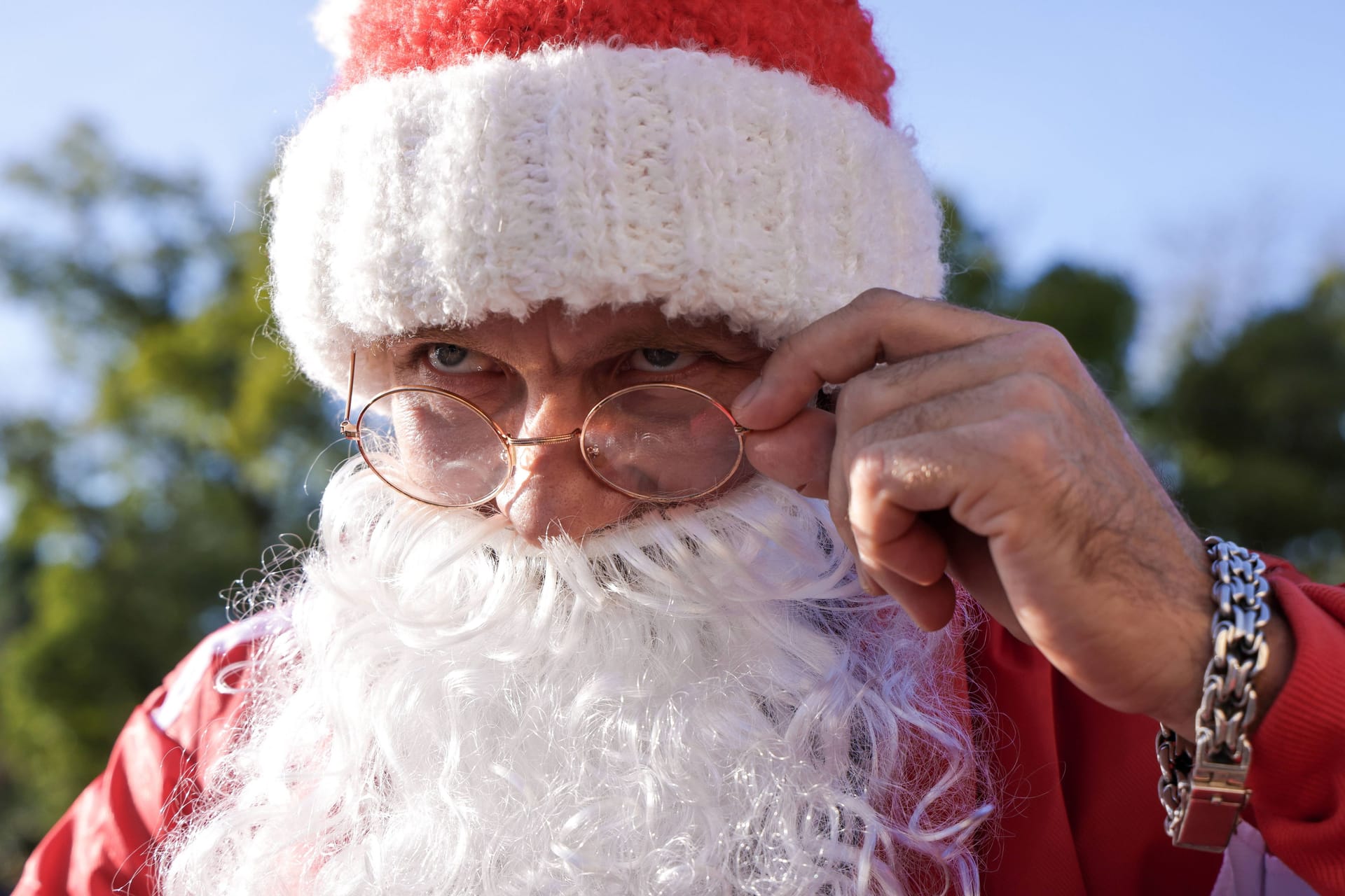 Als Weihnachtsmann verkleideter Mann (Symbolbild): In Stralsund fühlte sich ein 62-Jähriger von einem Kind so sehr provoziert, dass er zur Rute griff.