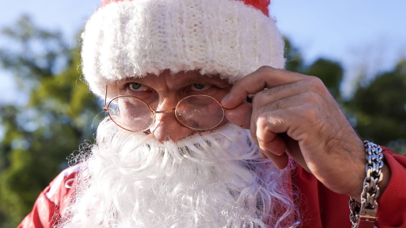 Als Weihnachtsmann verkleideter Mann (Symbolbild): In Stralsund fühlte sich ein 62-Jähriger von einem Kind so sehr provoziert, dass er zur Rute griff.