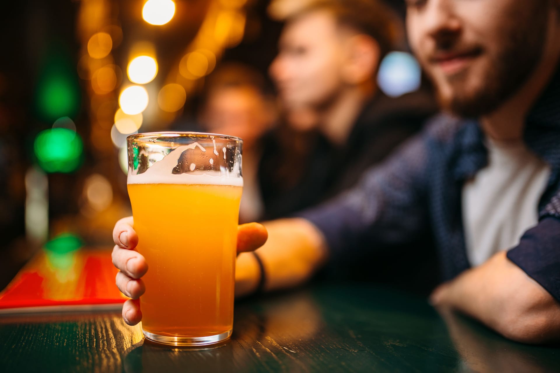 Ein Mann trinkt ein Bier am Tresen einer Bar (Symbolbild): Das spätere Opfer war mit Freunden unterwegs, als es zu dem Vorfall kam.