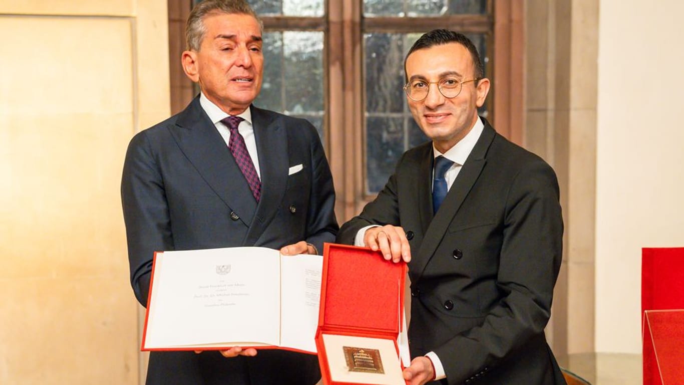 Michel Friedman (l.) erhält die Goethe-Plakette aus den Händen von Oberbürgermeister Mike Josef (r.).