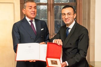 Michel Friedman (l.) erhält die Goethe-Plakette aus den Händen von Oberbürgermeister Mike Josef (r.).