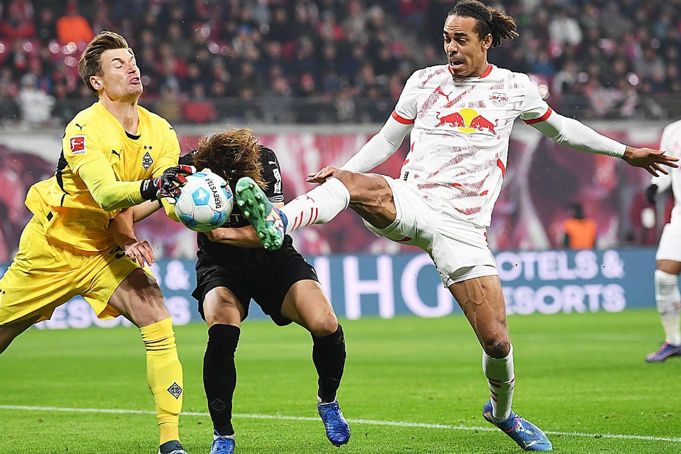 Verbissener Kampf um den Ball: Gladbachs Torwart Nicolas und Verteidiger Itakura gegen Leipzig-Stürmer Poulsen (v. li.).