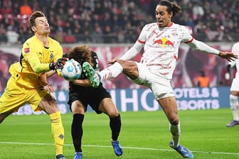 Verbissener Kampf um den Ball: Gladbachs Torwart Nicolas und Verteidiger Itakura gegen Leipzig-Stürmer Poulsen (v. li.).