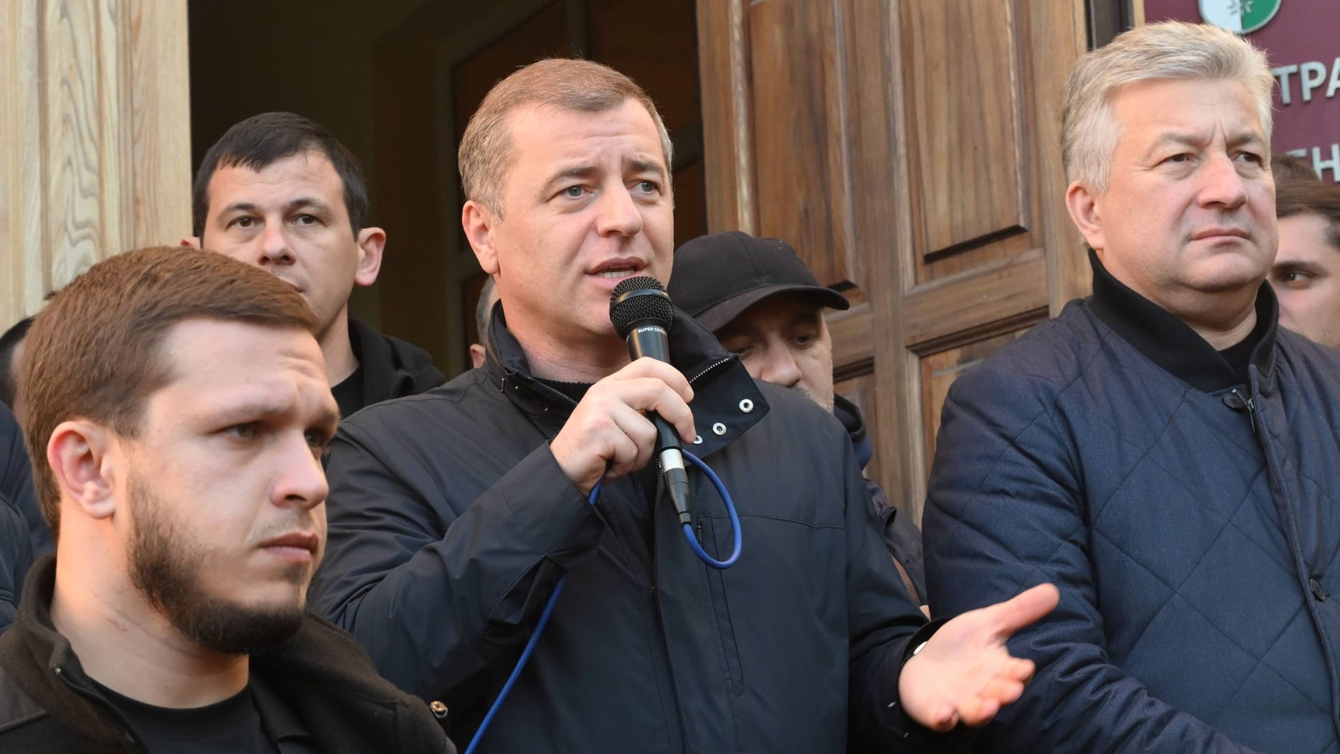 Der abchasische Oppositionsführer Adgur Ardzinba (M.) wendet sich an die Demonstranten.