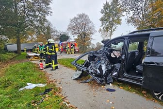 Wakendorf (Kreis Segeberg) PKW fährt in Gegenverkehr und trifft LKW - Lebensgefahr