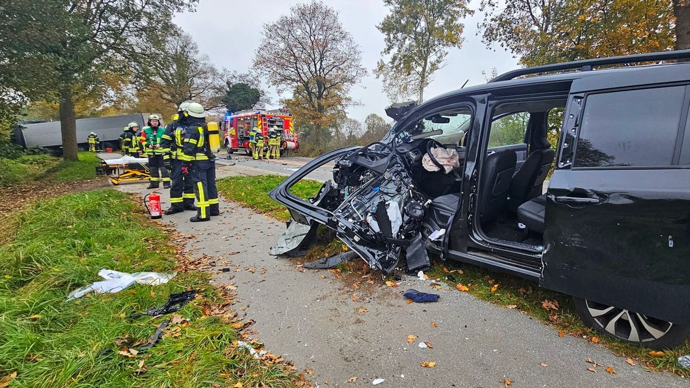 Wakendorf (Kreis Segeberg) PKW fährt in Gegenverkehr und trifft LKW - Lebensgefahr