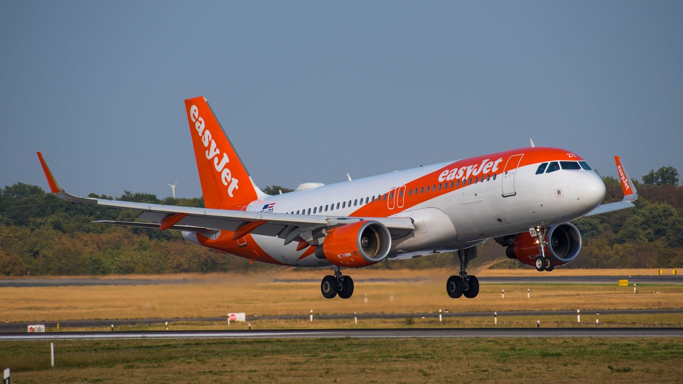 Eine Maschine der Fluggesellschaft Easyjet (Archivbild): Bald fliegt die Airline auch wieder von Düsseldorf ab.