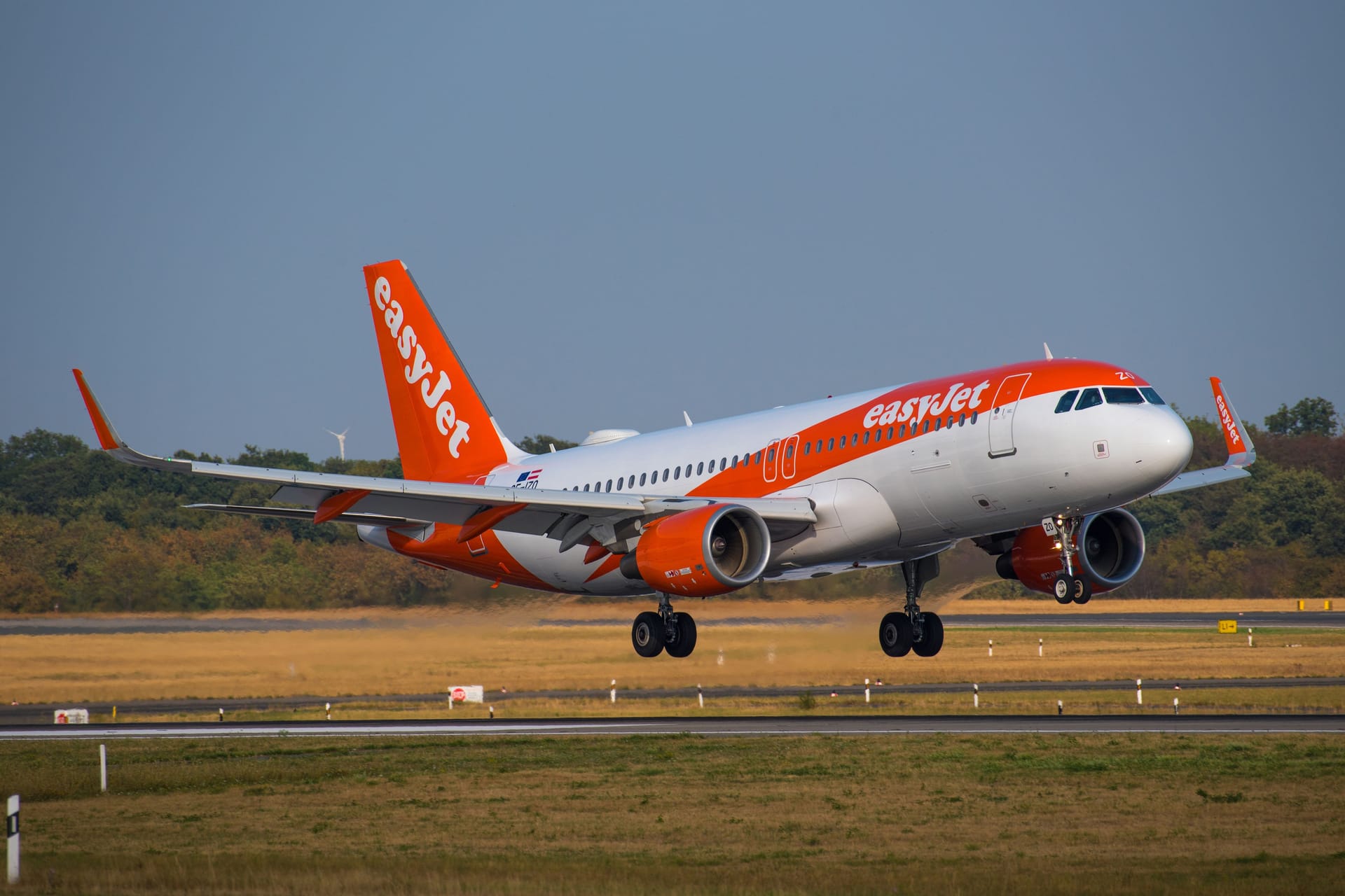 Eine Maschine der Fluggesellschaft Easyjet (Archivbild): Bald fliegt die Airline auch wieder von Düsseldorf ab.