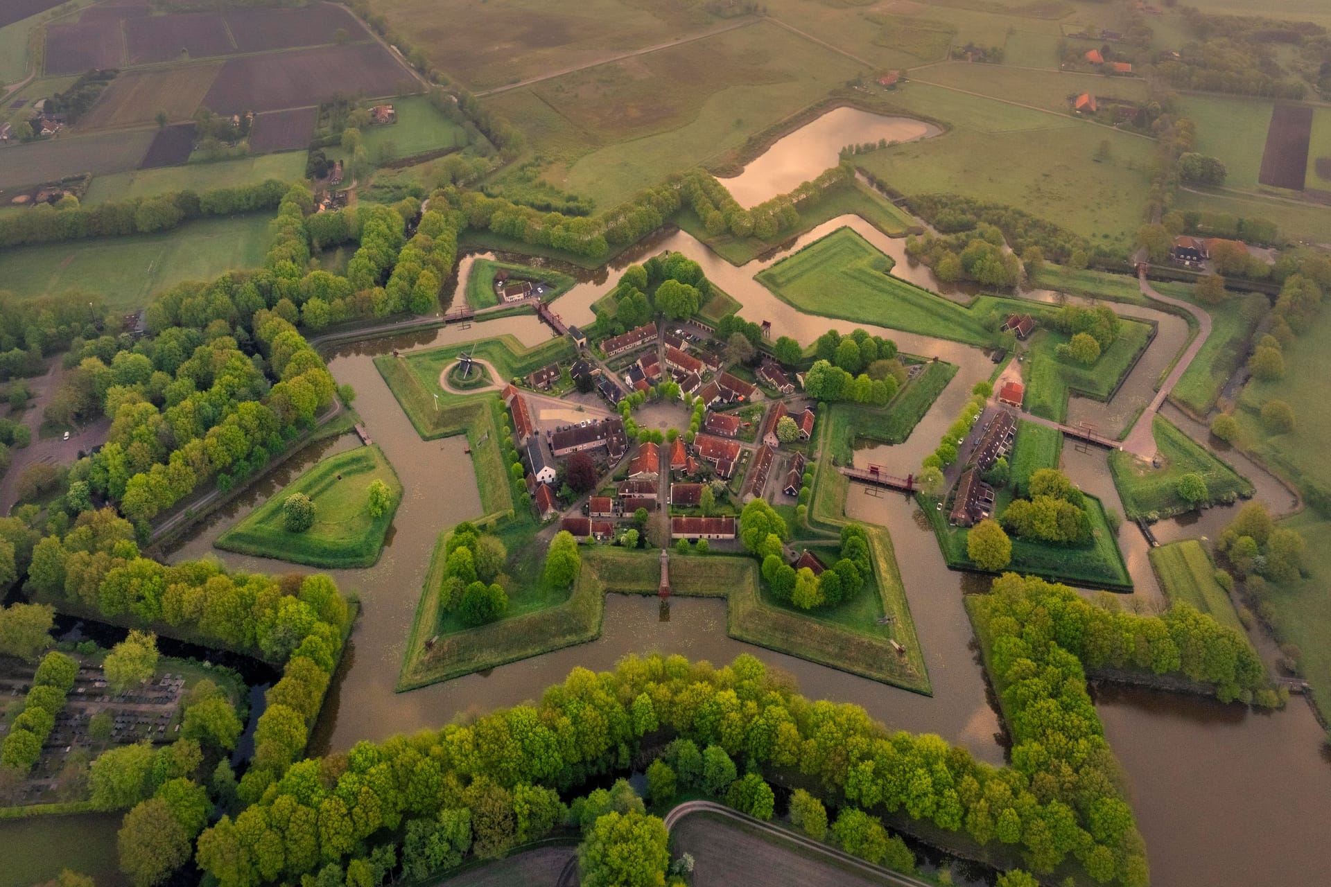 Bourtange aus der Luft: Zur Weihnachtszeit erstrahlt das Städtchen mit Tausenden Lichtern.