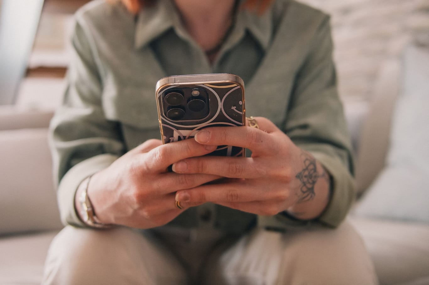 Frau schaut auf ihr Smartphone