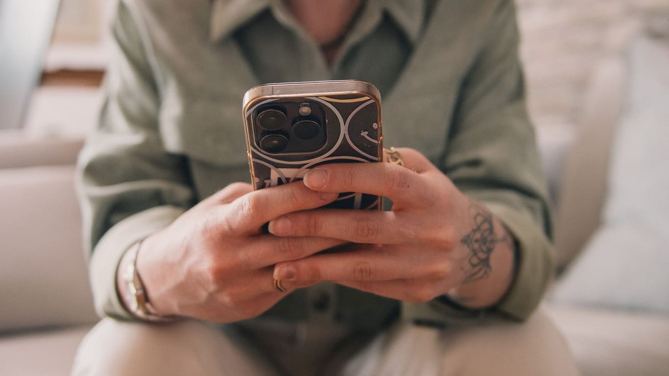 Frau schaut auf ihr Smartphone