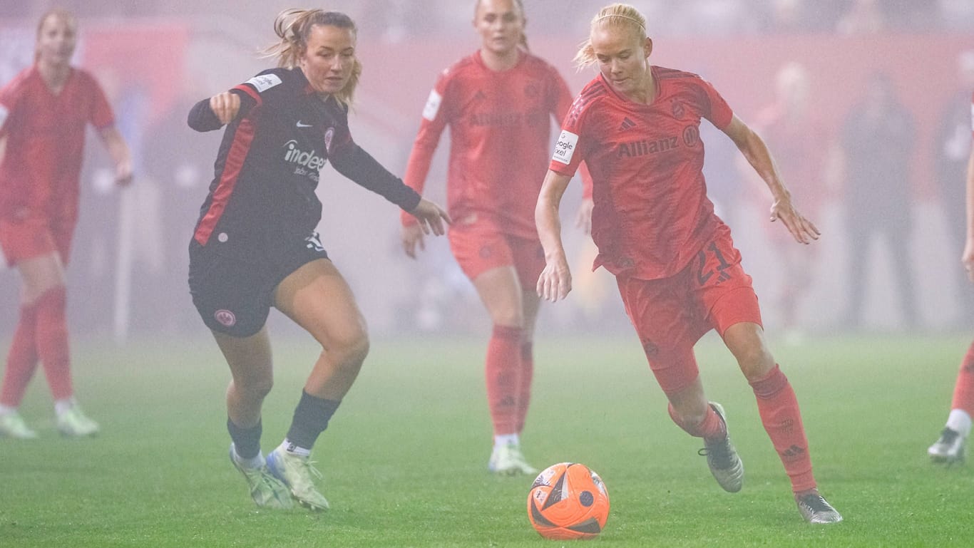 Tanja Pawollek (l.) und Pernille Harder im Duell: Das Topspiel war besonders im zweiten Durchgang vom Nebel geprägt.