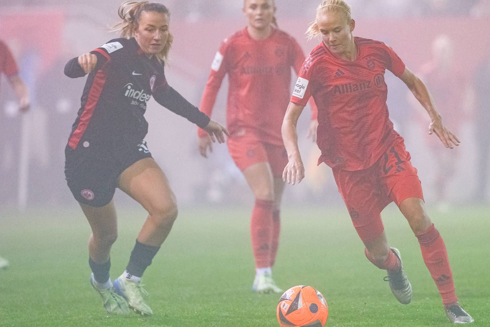 Tanja Pawollek (l.) und Pernille Harder im Duell: Das Topspiel war besonders im zweiten Durchgang vom Nebel geprägt.