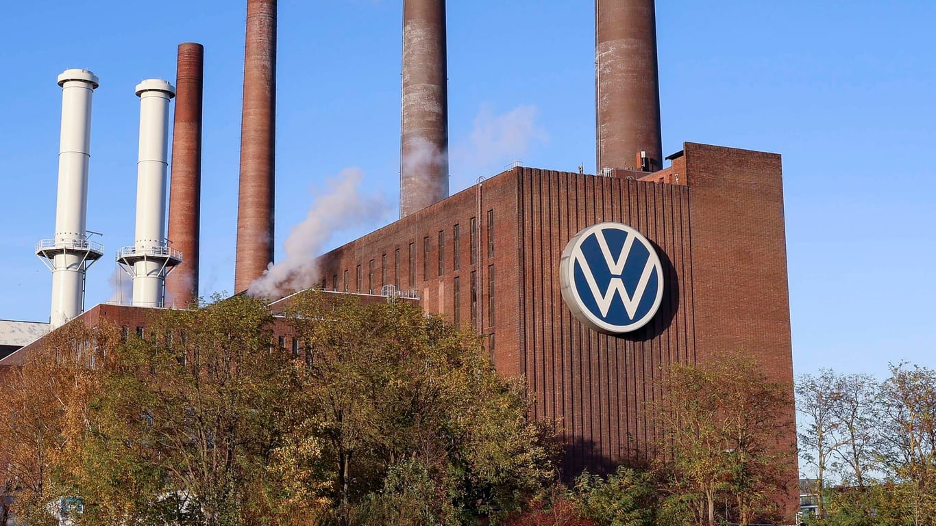 Außenansicht des VW-Werks in Wolfsburg: Die deutsche Autoindustrie hat mit einer schwachen Entwicklung zu kämpfen.