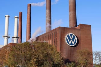 Außenansicht des VW-Werks in Wolfsburg: Die deutsche Autoindustrie hat mit einer schwachen Entwicklung zu kämpfen.