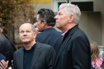 Münchens Oberbürgermeister Dieter Reiter (l.) neben Bundeskanzler Olaf Scholz (Archivbild):