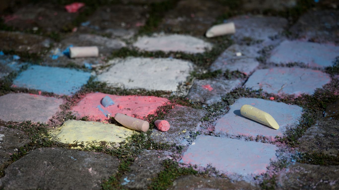 Bunte Kreide liegt auf der Straße (Symbolbild): Die Anwohner waren in Sorge.