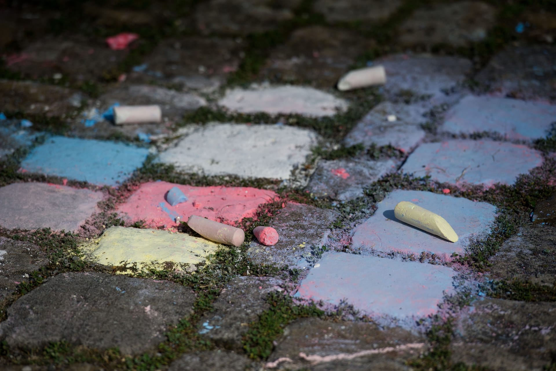 Bunte Kreide liegt auf der Straße (Symbolbild): Die Anwohner waren in Sorge.