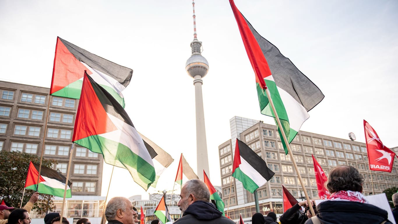 Eine Pro-Palästina-Demo in Berlin (Symbolbild): Wie sicher können sich jüdische Menschen in der Hauptstadt fühlen?