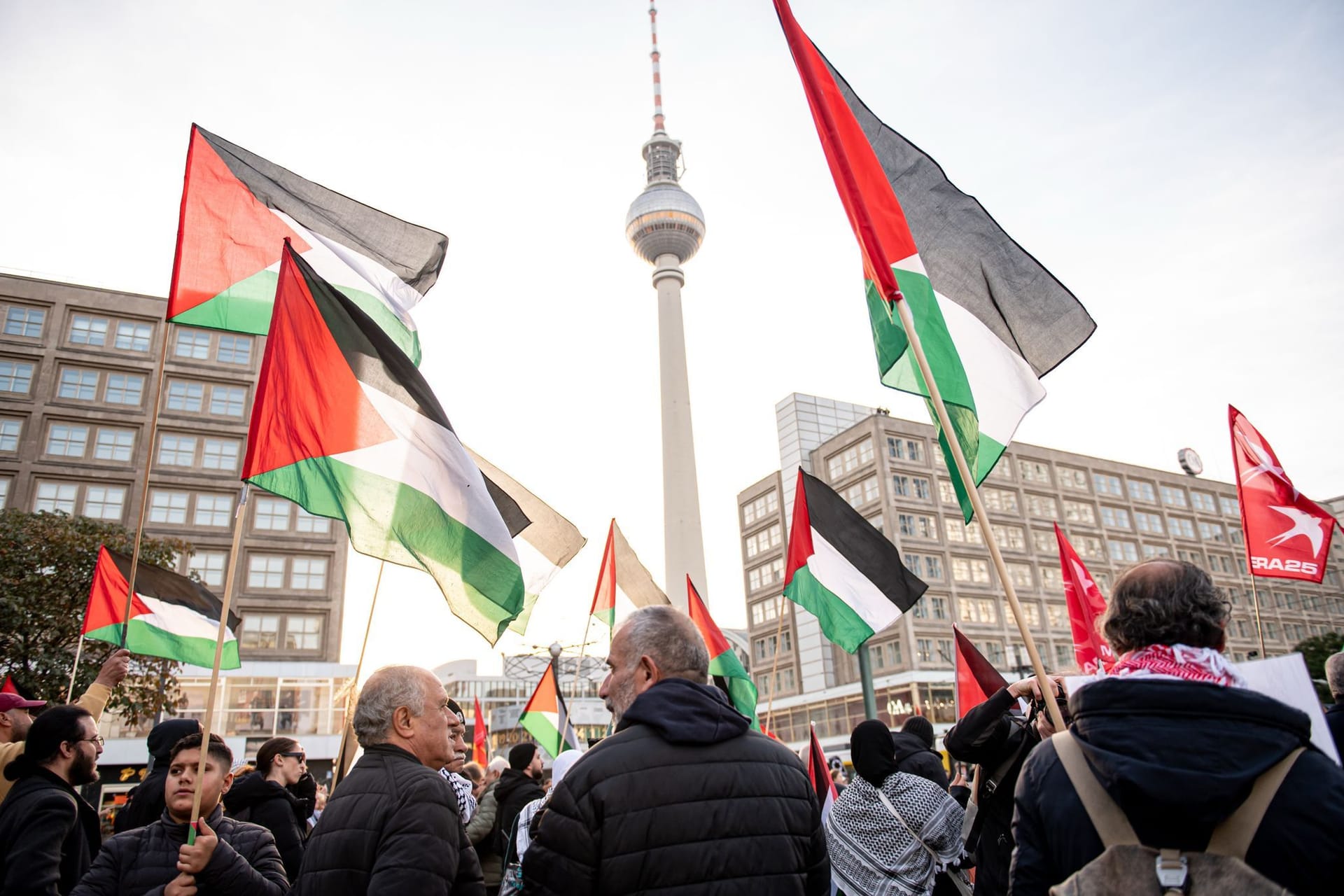 Eine Pro-Palästina-Demo in Berlin (Symbolbild): Wie sicher können sich jüdische Menschen in der Hauptstadt fühlen?