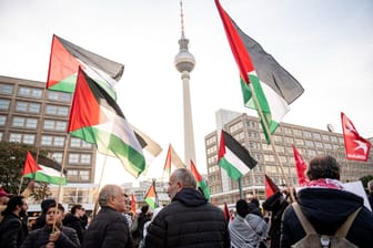 Eine Pro-Palästina-Demo in Berlin (Symbolbild): Wie sicher können sich jüdische Menschen in der Hauptstadt fühlen?