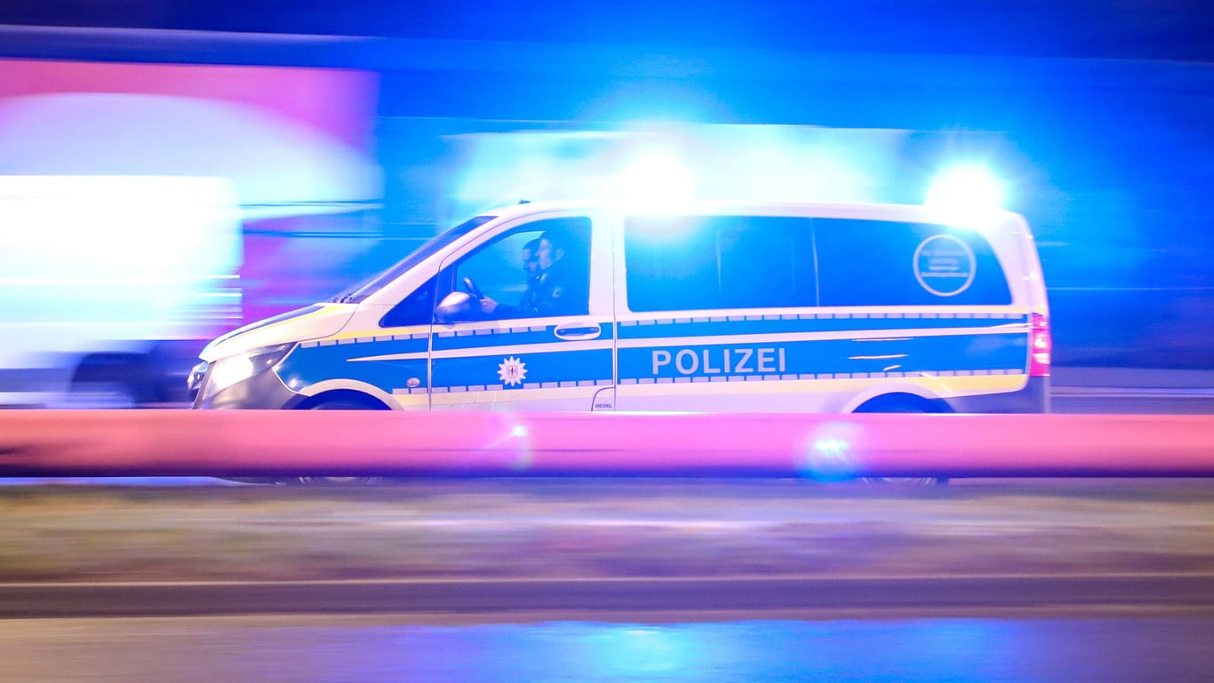 Polizei im Einsatz (Archivbild): In Wittenau gab es einen brutalen Raub auf einen 22-Jährigen.