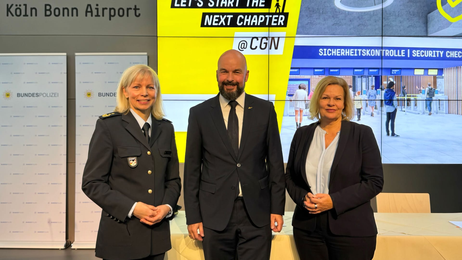 Von links: Barbara Heuser, Präsidentin der Bundespolizeidirektion Sankt Augustin, Thilo Schmid, Vorsitzender der Geschäftsführung der Flughafen Köln/Bonn GmbH und Bundesinnenministerin Nancy Faeser.