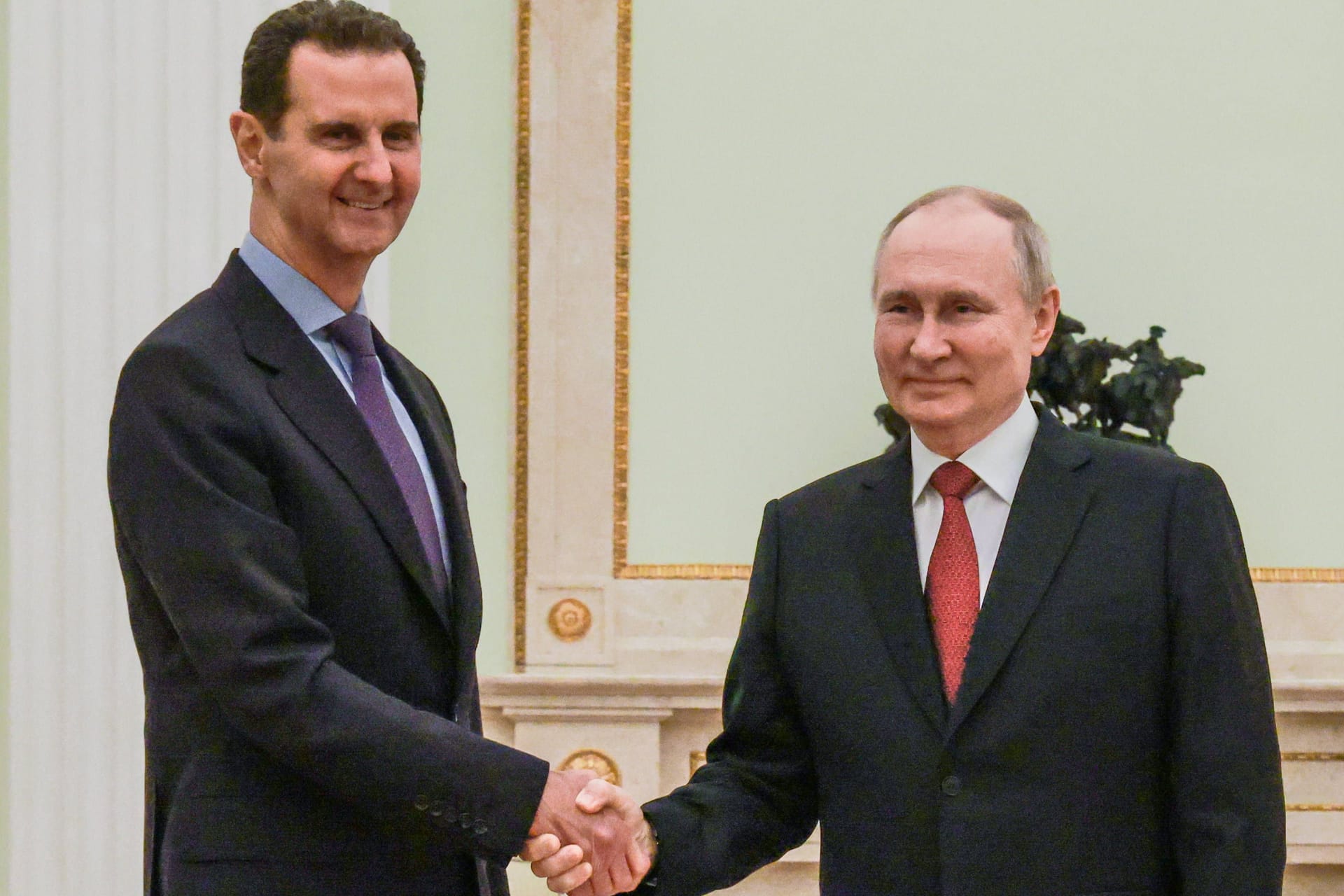 Wladimir Putin (r) und Baschar al-Assad: Der syrische Diktator besuchte Putin im Frühjahr 2023 in Moskau.