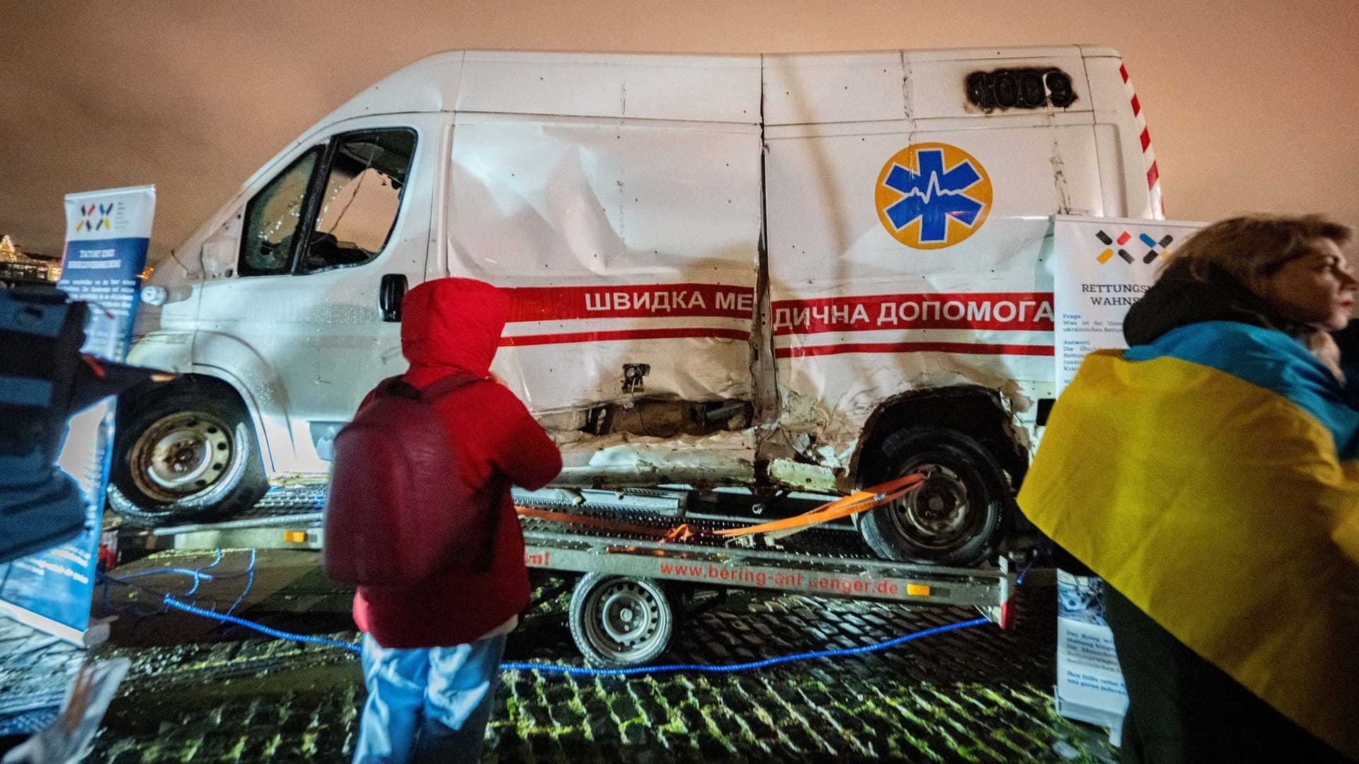 Köln: Ein zerschossener ukrainischer Krankenwagen wird auf der Solidaritätsdemo des deutsch-ukrainischen Vereins Blau-Gelbes Kreuz mitgeführt.