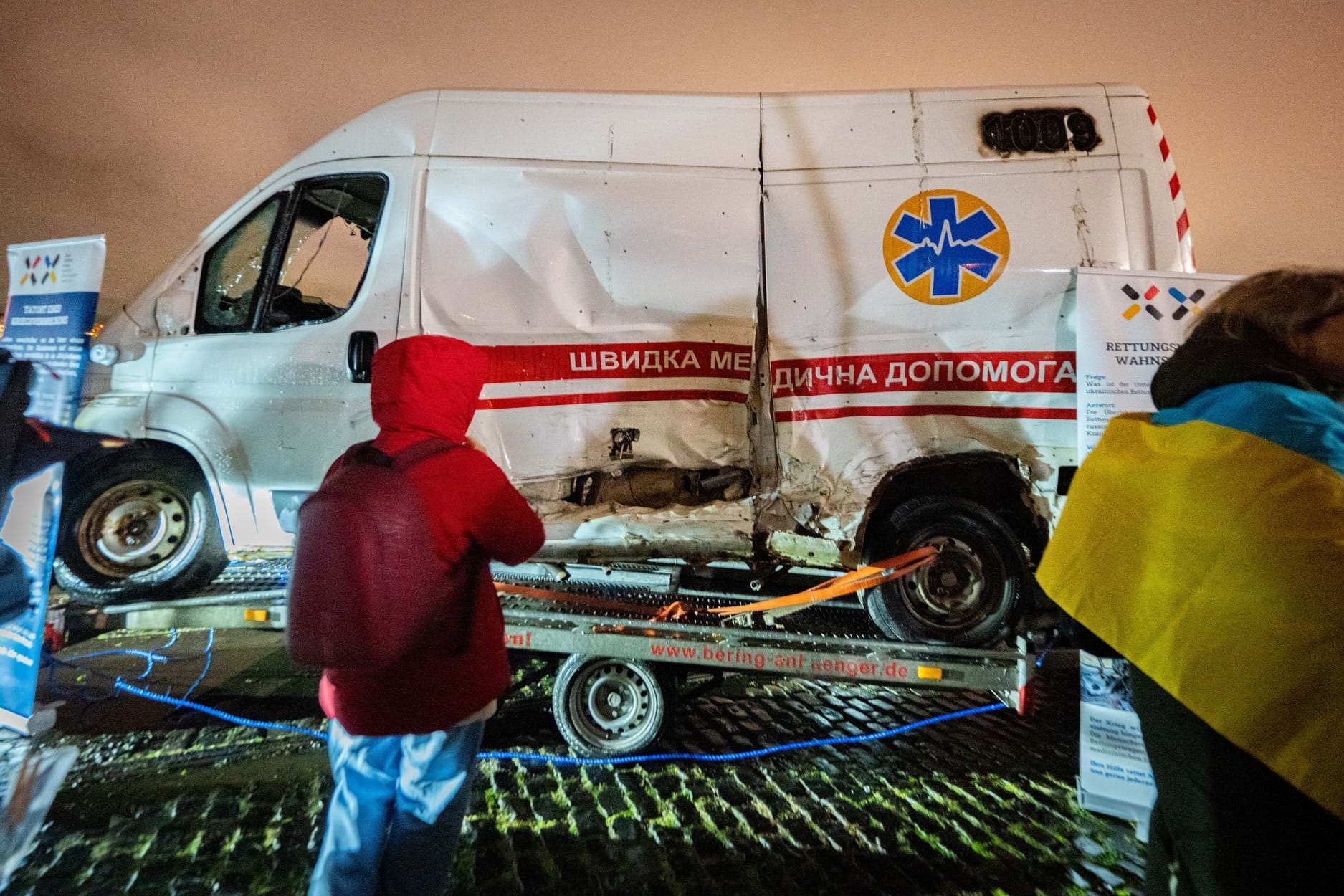 Köln: Ein zerschossener ukrainischer Krankenwagen wird auf der Solidaritätsdemo des deutsch-ukrainischen Vereins Blau-Gelbes Kreuz mitgeführt.