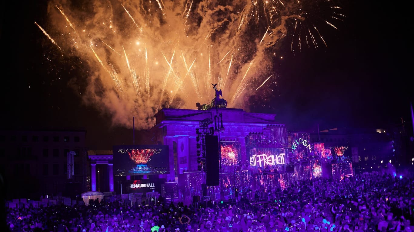 Berlin: Anlässlich des Mauerfalls vor 35 Jahren fand vor dem Brandenburger Tor ein Feuerwerk und ein Konzert mit 700 Musikern statt.