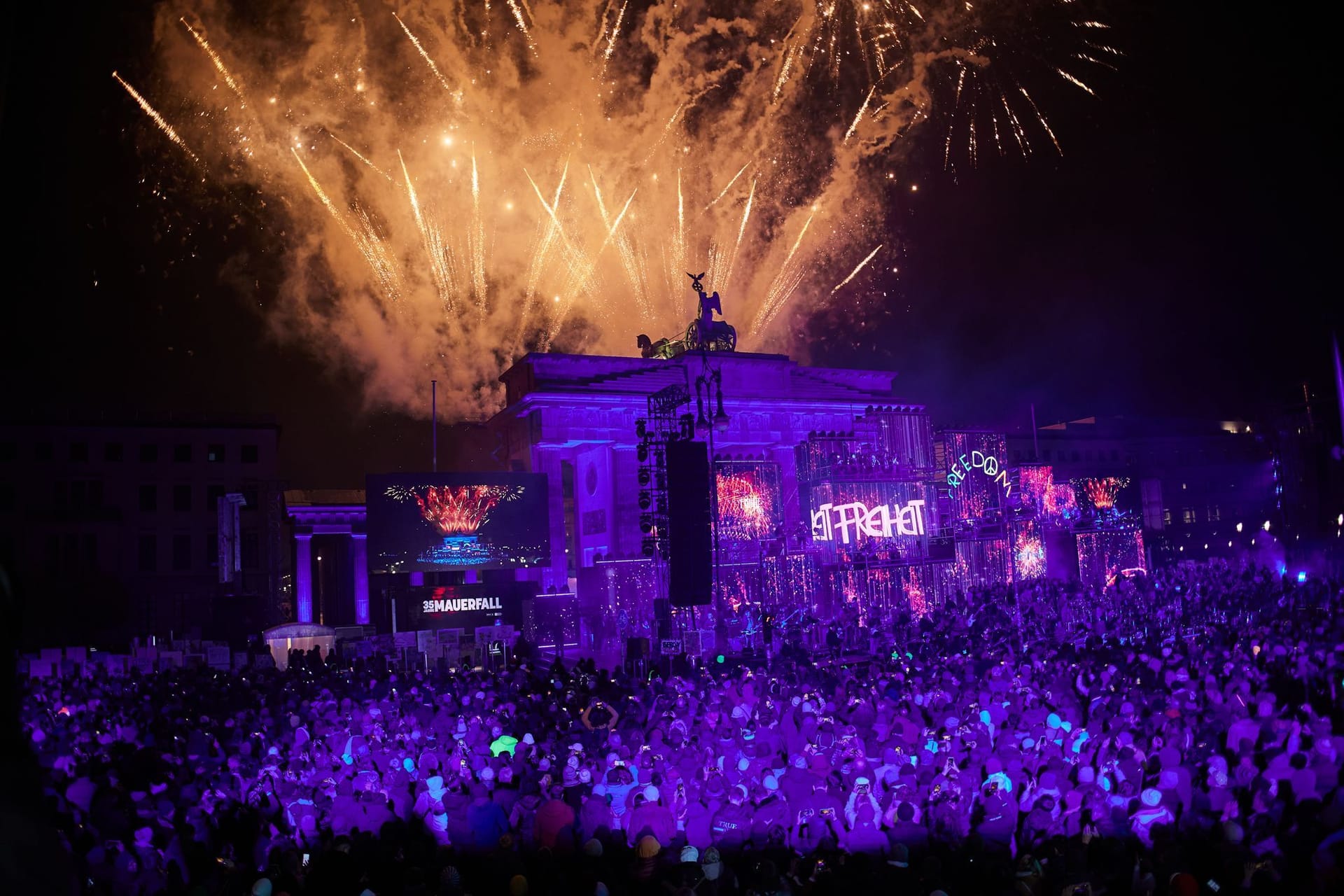 Berlin: Anlässlich des Mauerfalls vor 35 Jahren fand vor dem Brandenburger Tor ein Feuerwerk und ein Konzert mit 700 Musikern statt.