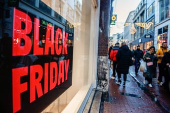 Ein großes Black Friday Logo an einem Geschäft: Amazon startet bereits vor dem Black Friday mit Angeboten.