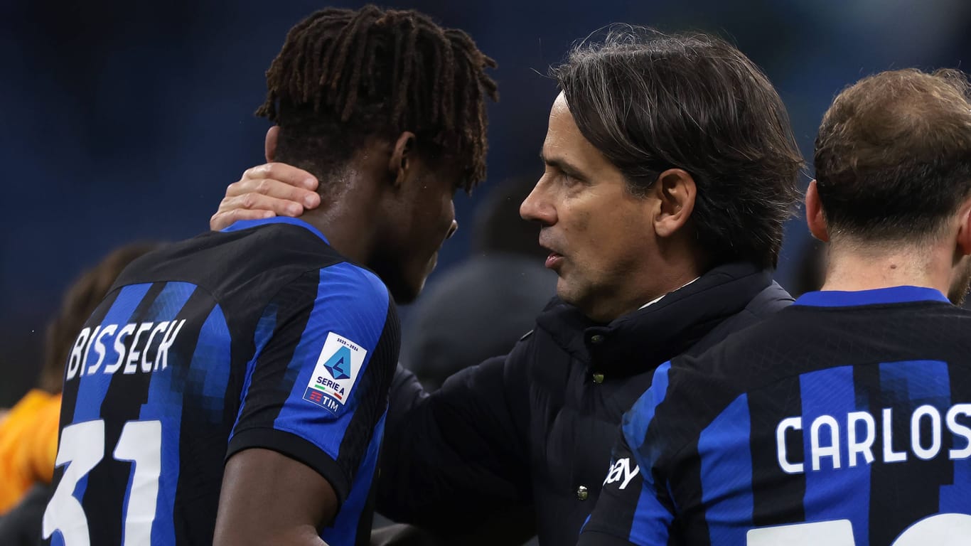 Yann Bisseck (l.) und Simone Inzaghi haben ein gutes Verhältnis.