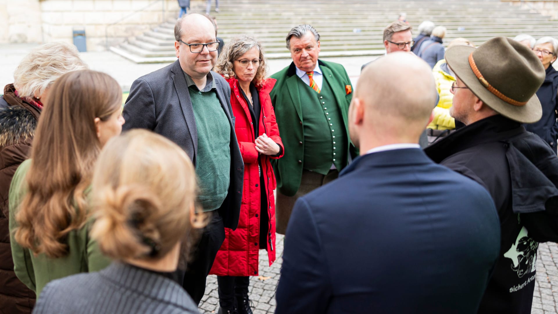 Niedersachsens Umweltminister Christian Meyer Il.) diskutiert mit Schafhalter Wendelin Schmücker: Die Demonstranten beklagen erhebliche Schäden durch Wölfe.