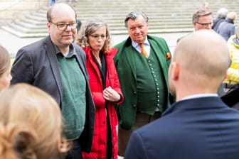 Niedersachsens Umweltminister Christian Meyer Il.) diskutiert mit Schafhalter Wendelin Schmücker: Die Demonstranten beklagen erhebliche Schäden durch Wölfe.