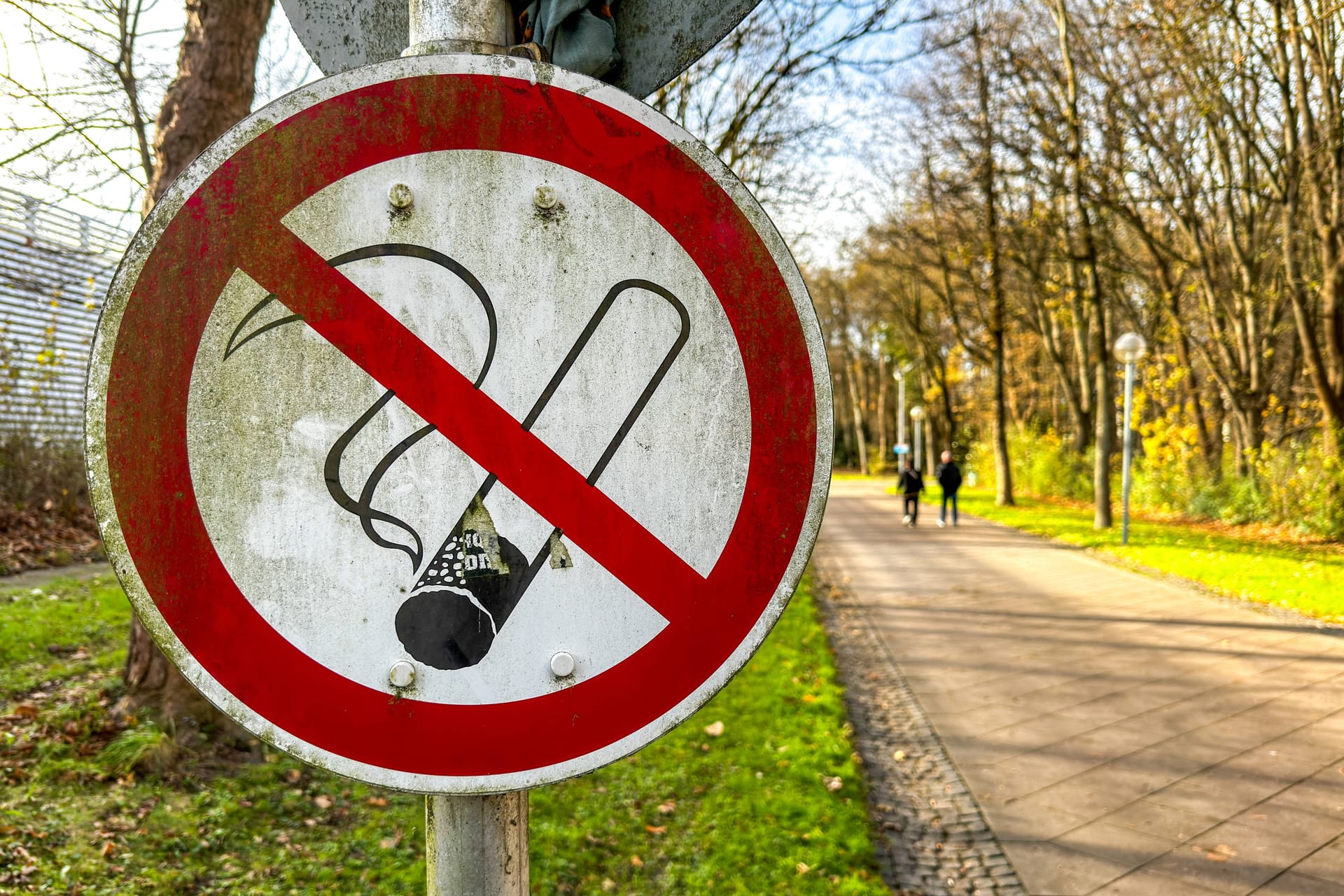 Ein Rauchverbotsschild (Symbolbild): Das EU-Parlament konnte sich nicht auf eine gemeinsame Empfehlung zum Rauchverbot im Freien einigen.