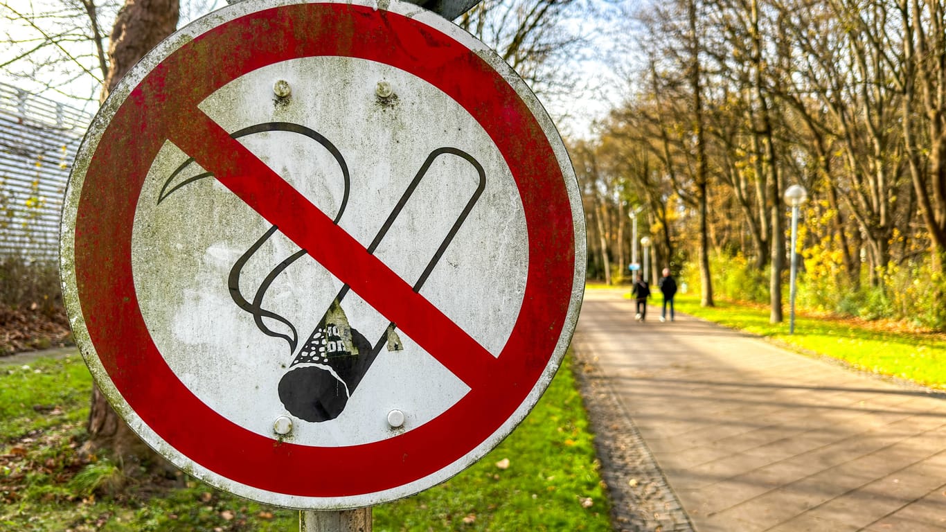 Ein Rauchverbotsschild (Symbolbild): Das EU-Parlament konnte sich nicht auf eine gemeinsame Empfehlung zum Rauchverbot im Freien einigen.