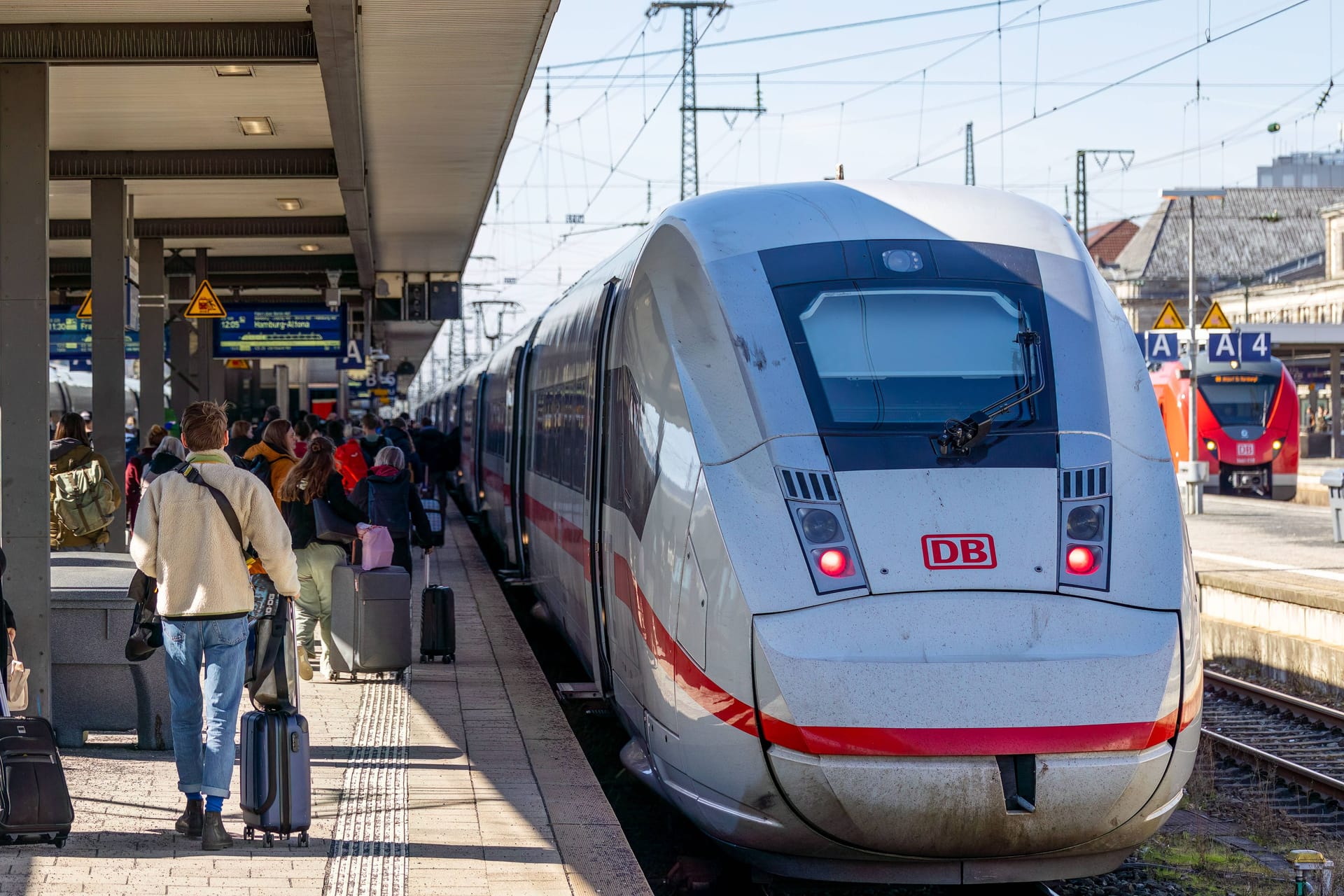 Reisende steigen am Nürnberger Hauptbahnhof in einen ICE (Archivbild):