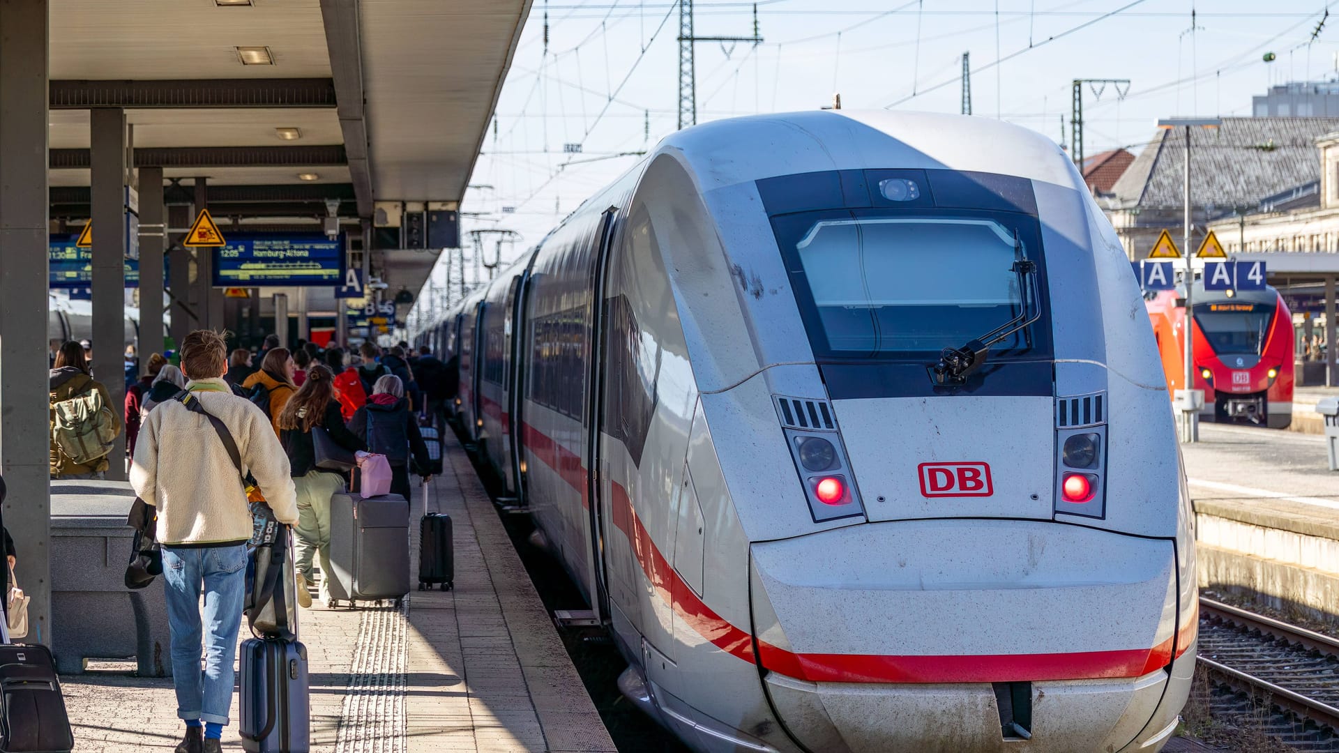 Reisende steigen am Nürnberger Hauptbahnhof in einen ICE (Archivbild):